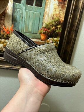 Dansko XP Clogs Shoes Model 3912297878 Gold Leather Size EU 37 USA 6.5-7